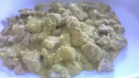 Spezzatino di vitello in salsa all'uovo e noci